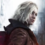 Karakter utama Resident Evil Requiem dalam suasana kota gelap